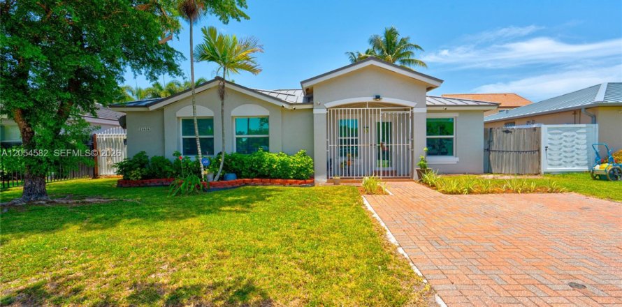 House in Homestead, Florida 3 bedrooms, 117.43 sq.m. № 2180595