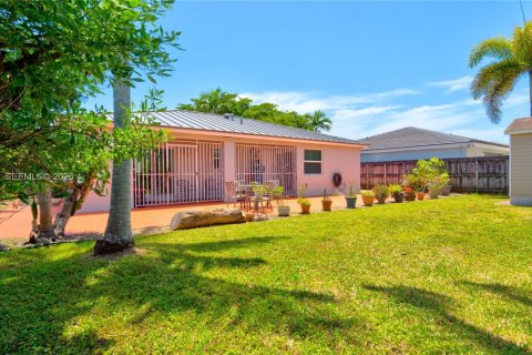 House in Homestead, Florida 3 bedrooms, 117.43 sq.m. № 2180595 - photo 4