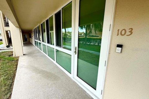 Condo in Saint Petersburg, Florida, 2 bedrooms  № 2116623