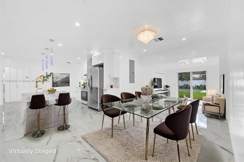 House in Biscayne Park, Florida 6 bedrooms, 235.88 sq.m. № 1921859 - photo 13