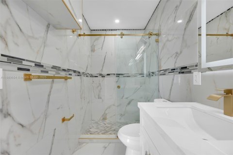 House in Biscayne Park, Florida 6 bedrooms, 235.88 sq.m. № 1921859 - photo 5