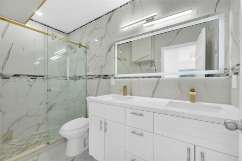 House in Biscayne Park, Florida 6 bedrooms, 235.88 sq.m. № 1921859 - photo 20