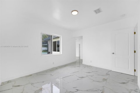 House in Biscayne Park, Florida 6 bedrooms, 235.88 sq.m. № 1921859 - photo 22