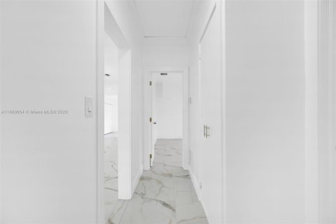 House in Biscayne Park, Florida 6 bedrooms, 235.88 sq.m. № 1921859 - photo 26