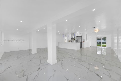 House in Biscayne Park, Florida 6 bedrooms, 235.88 sq.m. № 1921859 - photo 7