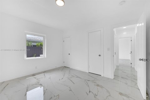 House in Biscayne Park, Florida 6 bedrooms, 235.88 sq.m. № 1921859 - photo 28