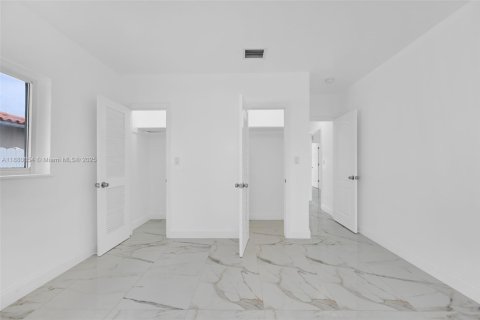 House in Biscayne Park, Florida 6 bedrooms, 235.88 sq.m. № 1921859 - photo 25