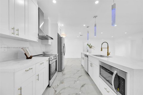 House in Biscayne Park, Florida 6 bedrooms, 235.88 sq.m. № 1921859 - photo 2