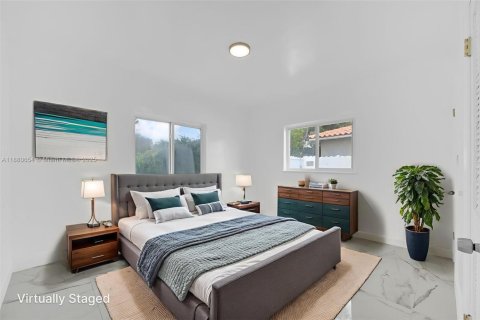 House in Biscayne Park, Florida 6 bedrooms, 235.88 sq.m. № 1921859 - photo 16