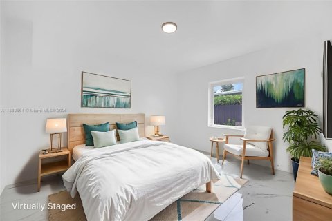 House in Biscayne Park, Florida 6 bedrooms, 235.88 sq.m. № 1921859 - photo 18