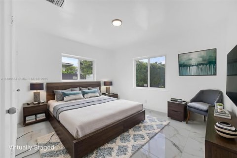 House in Biscayne Park, Florida 6 bedrooms, 235.88 sq.m. № 1921859 - photo 17