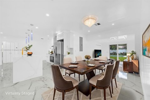 House in Biscayne Park, Florida 6 bedrooms, 235.88 sq.m. № 1921859 - photo 11