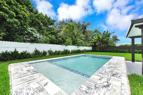 House in Biscayne Park, Florida 6 bedrooms, 235.88 sq.m. № 1921859 - photo 9