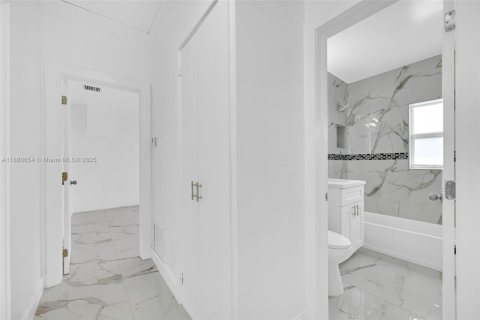 House in Biscayne Park, Florida 6 bedrooms, 235.88 sq.m. № 1921859 - photo 24