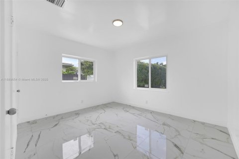 House in Biscayne Park, Florida 6 bedrooms, 235.88 sq.m. № 1921859 - photo 27