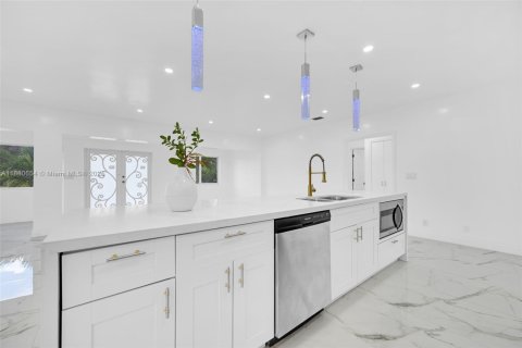 House in Biscayne Park, Florida 6 bedrooms, 235.88 sq.m. № 1921859 - photo 12