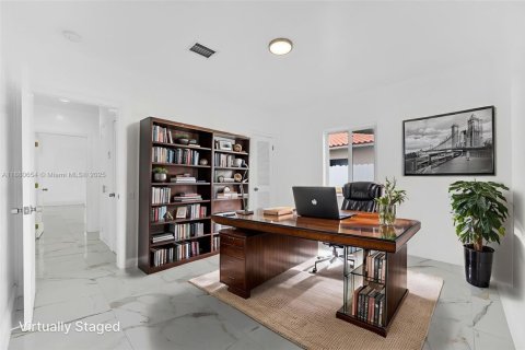 House in Biscayne Park, Florida 6 bedrooms, 235.88 sq.m. № 1921859 - photo 6