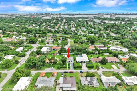 House in Biscayne Park, Florida 6 bedrooms, 235.88 sq.m. № 1921859 - photo 10