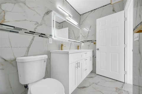 House in Biscayne Park, Florida 6 bedrooms, 235.88 sq.m. № 1921859 - photo 21