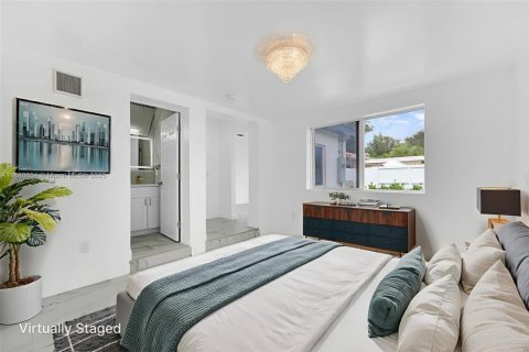 House in Biscayne Park, Florida 6 bedrooms, 235.88 sq.m. № 1921859 - photo 15