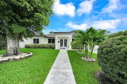 House in Biscayne Park, Florida 6 bedrooms, 235.88 sq.m. № 1921859 - photo 1