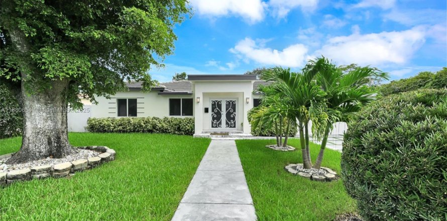 House in Biscayne Park, Florida 6 bedrooms, 235.88 sq.m. № 1921859