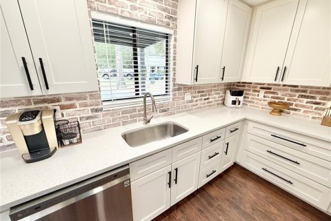 House in Mount Plymouth, Florida 3 bedrooms, 169.08 sq.m. № 1826575 - photo 5