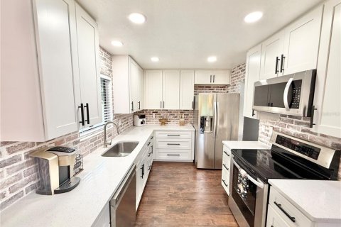 House in Mount Plymouth, Florida 3 bedrooms, 169.08 sq.m. № 1826575 - photo 3