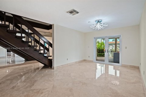 Casa en venta en North Miami, Florida, 6 dormitorios № 1973417 - foto 11