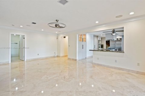 Casa en venta en North Miami, Florida, 6 dormitorios № 1973417 - foto 28