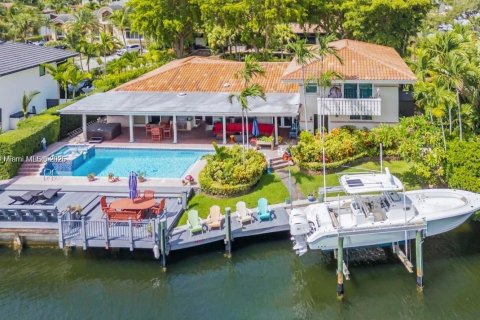 Casa en venta en North Miami, Florida, 6 dormitorios № 1973417 - foto 1