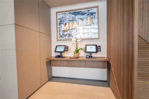 Condo in Miami, Florida, 1 bedroom  № 2017193 - photo 3