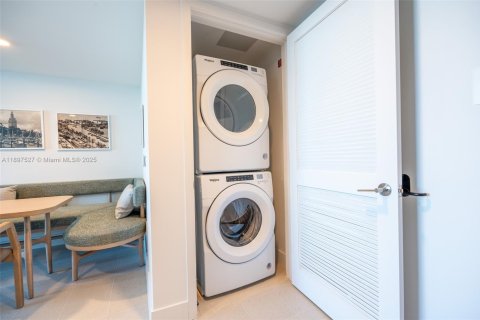 Condo in Miami, Florida, 1 bedroom  № 2017193 - photo 8