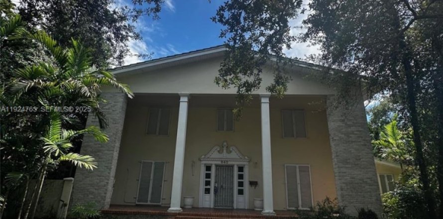 House in Miami Shores, Florida 4 bedrooms, 383.41 sq.m. № 2082911