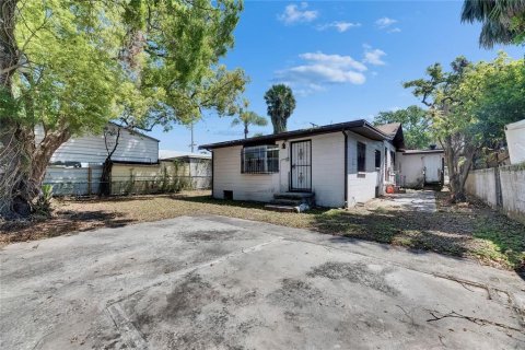 Propiedad comercial en alquiler en Tampa, Florida, 153.29 m2 № 1734059 - foto 13