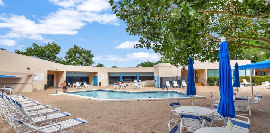 Condo in Tamarac, Florida, 2 bedrooms № 956926