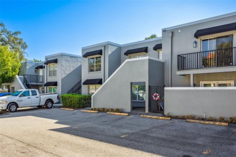 Condo in Tampa, Florida, 2 bedrooms  № 1894037 - photo 1