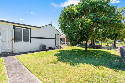 Villa ou maison à louer à Miami, Floride: 2 chambres, 216.65 m2 № 2005844 - photo 24