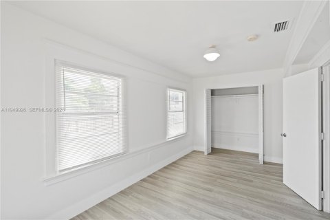 Villa ou maison à louer à Miami, Floride: 2 chambres, 216.65 m2 № 2005844 - photo 13