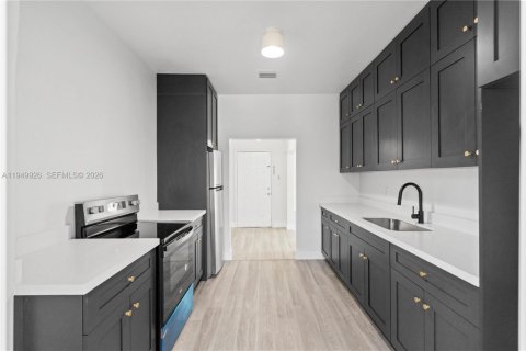 Villa ou maison à louer à Miami, Floride: 2 chambres, 216.65 m2 № 2005844 - photo 2