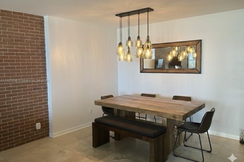 Copropriété à vendre à Miami Beach, Floride: 1 chambre, 99.41 m2 № 1944075 - photo 2