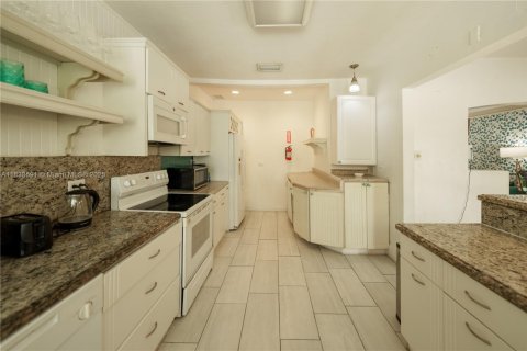 House in Hollywood, Florida 5 bedrooms, 262.08 sq.m. № 1962821 - photo 9