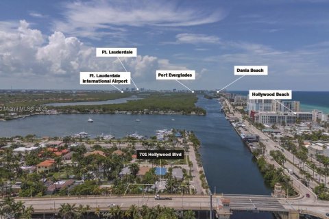 House in Hollywood, Florida 5 bedrooms, 262.08 sq.m. № 1962821 - photo 1