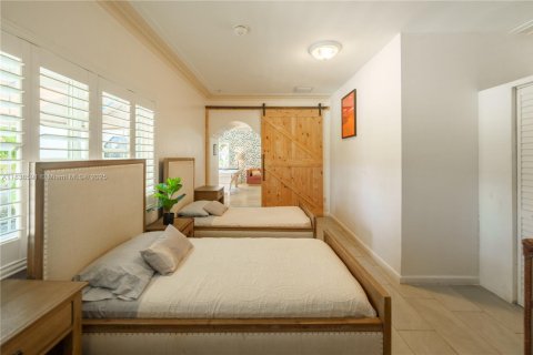 House in Hollywood, Florida 5 bedrooms, 262.08 sq.m. № 1962821 - photo 14