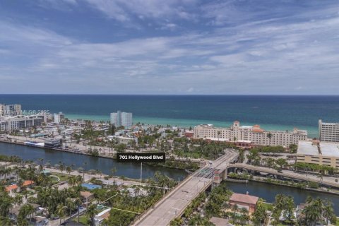 House in Hollywood, Florida 5 bedrooms, 262.08 sq.m. № 1962821 - photo 2