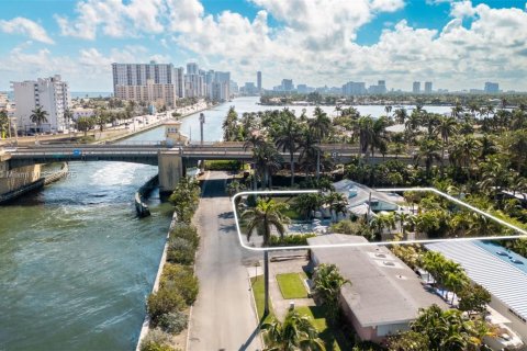 House in Hollywood, Florida 5 bedrooms, 262.08 sq.m. № 1962821 - photo 27