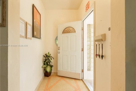 House in Hollywood, Florida 5 bedrooms, 262.08 sq.m. № 1962821 - photo 6