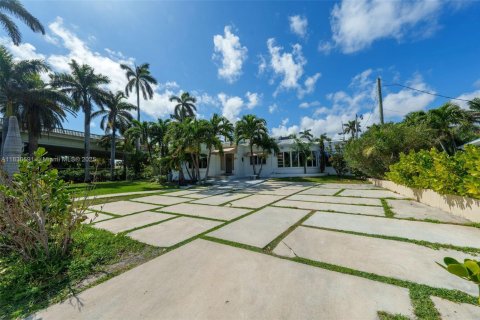 House in Hollywood, Florida 5 bedrooms, 262.08 sq.m. № 1962821 - photo 26