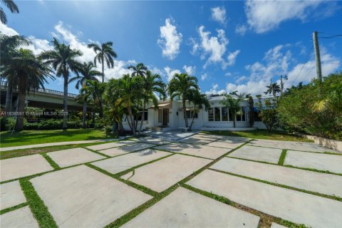 Casa en venta en Hollywood, Florida, 5 dormitorios, 262.08 m2 № 1962821 - foto 28