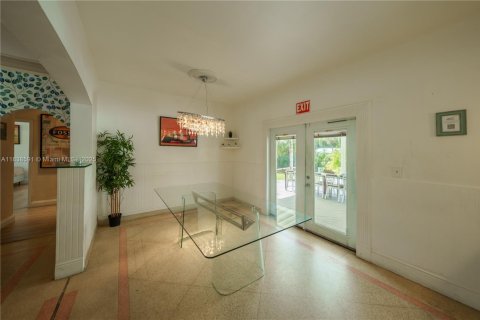 House in Hollywood, Florida 5 bedrooms, 262.08 sq.m. № 1962821 - photo 19